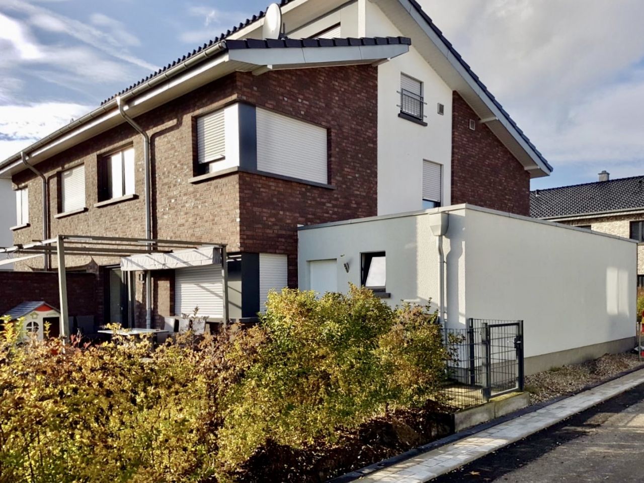 Sonnige Haushälfte im Nierspark *KfW 55, Garage, Südlage ...*