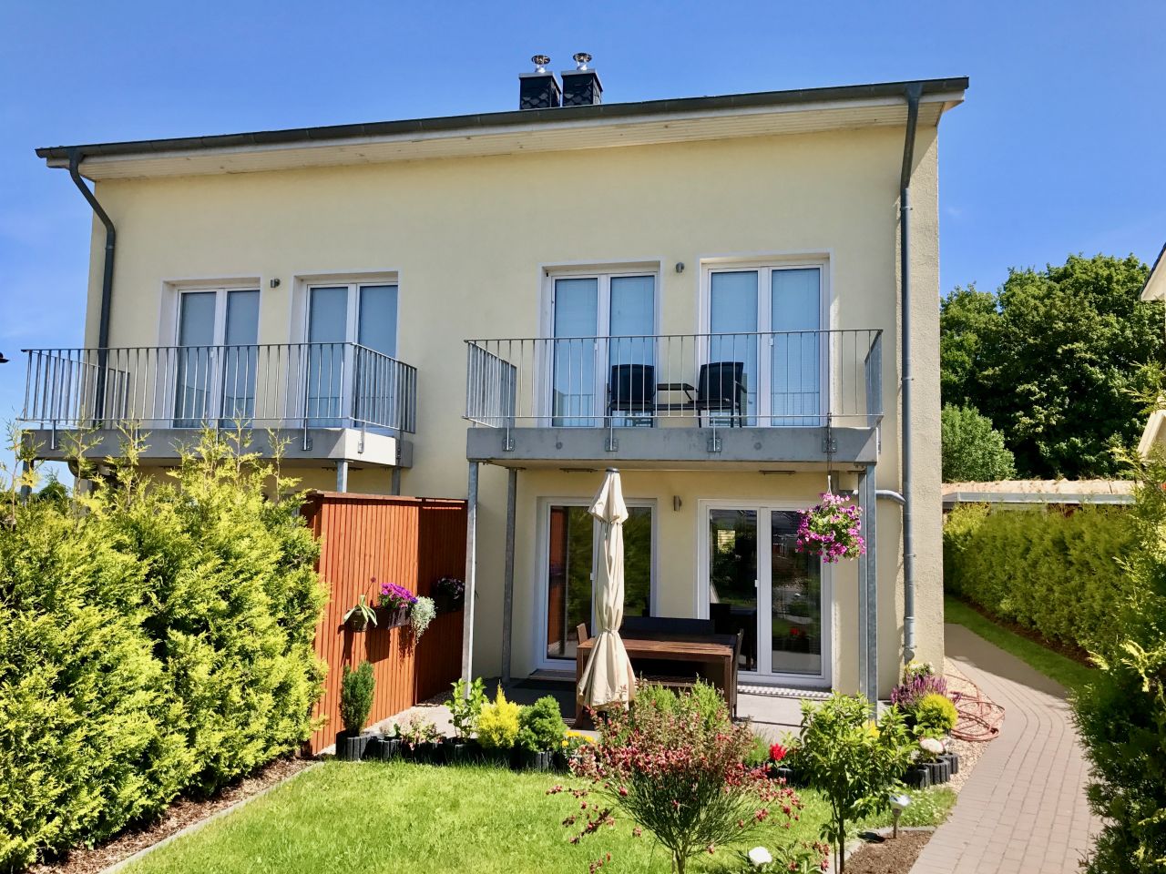 VERMIETET // Sonnige Haushälfte mit Topaustattung *Balkon, Wärmepumpe, Carport ...*