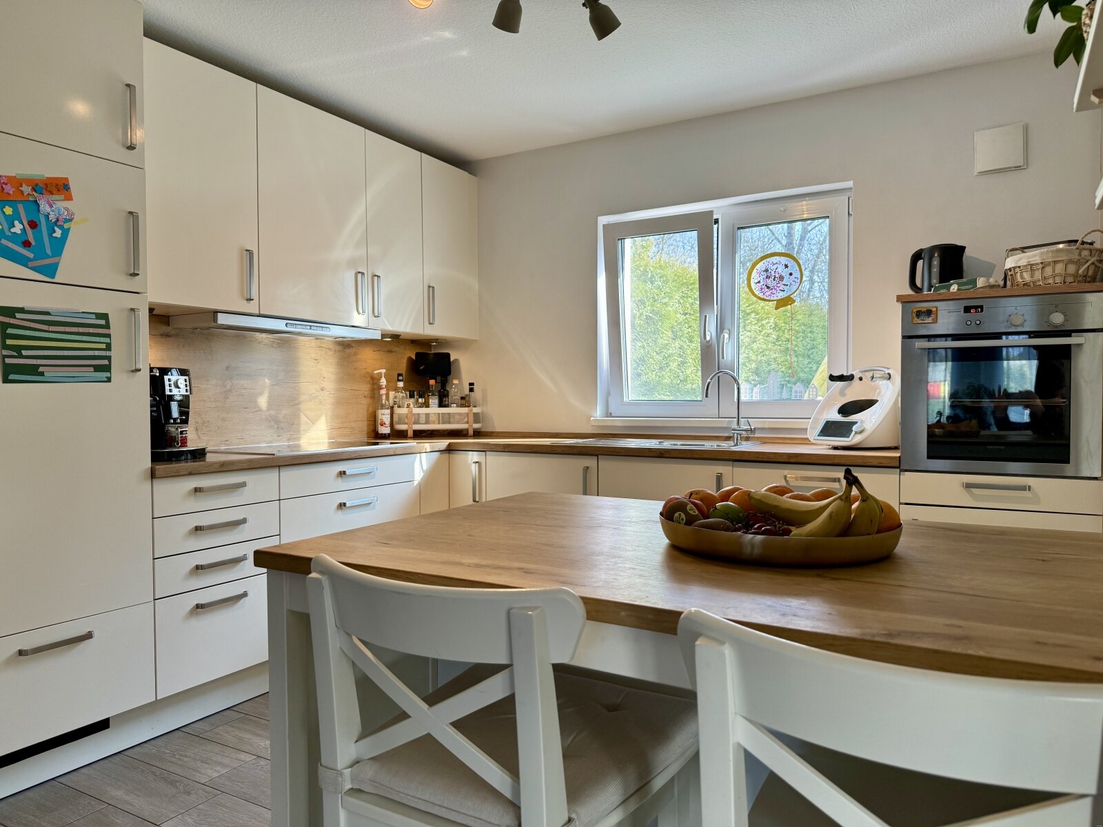 VERKAUFT // Sonnige Haushälfte mit Premium-Austattung *Balkon, Kaminofen, Wärmepumpe, Geothermie, Carport ...*