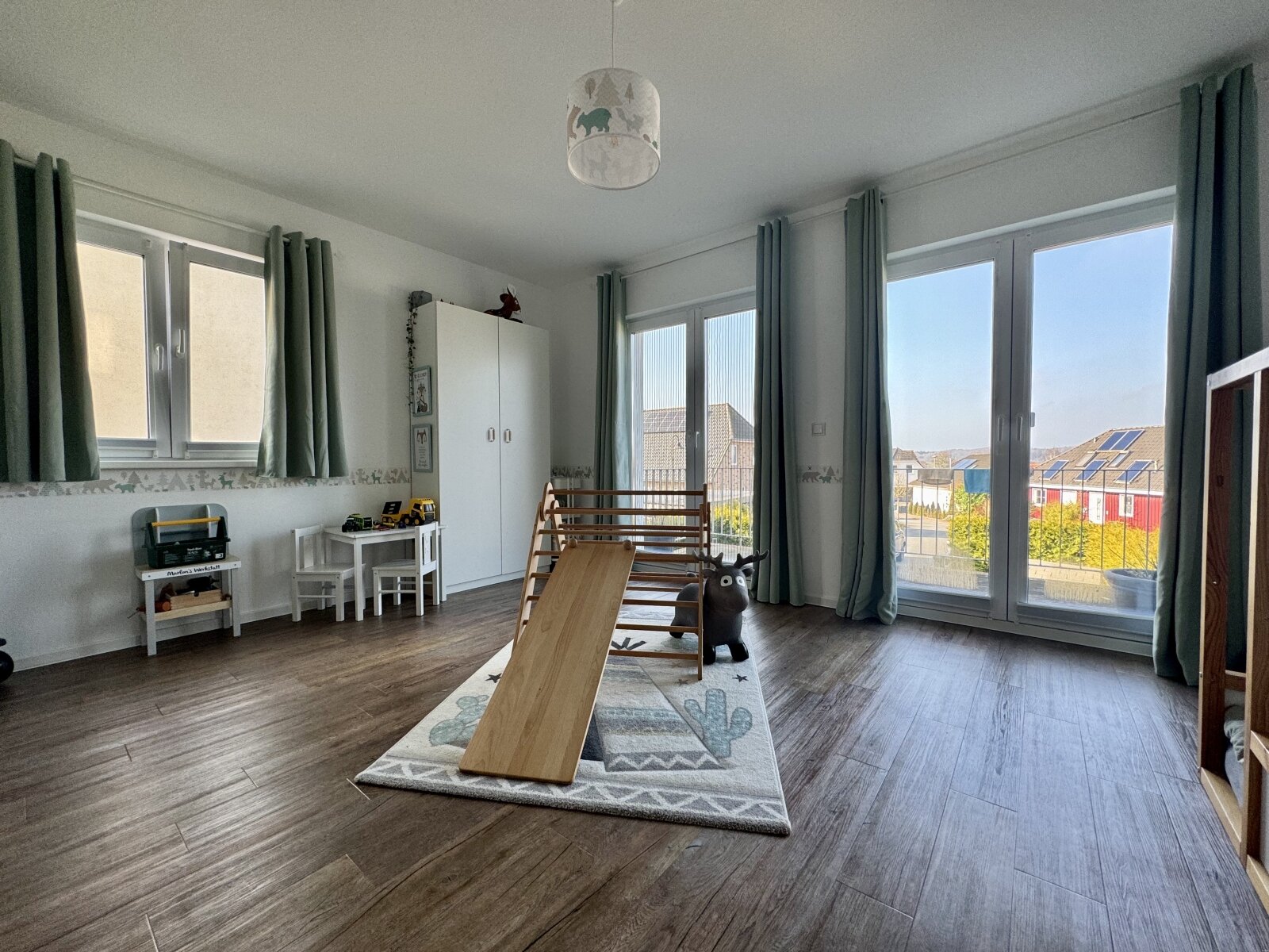 VERKAUFT // Sonnige Haushälfte mit Premium-Austattung *Balkon, Kaminofen, Wärmepumpe, Geothermie, Carport ...*