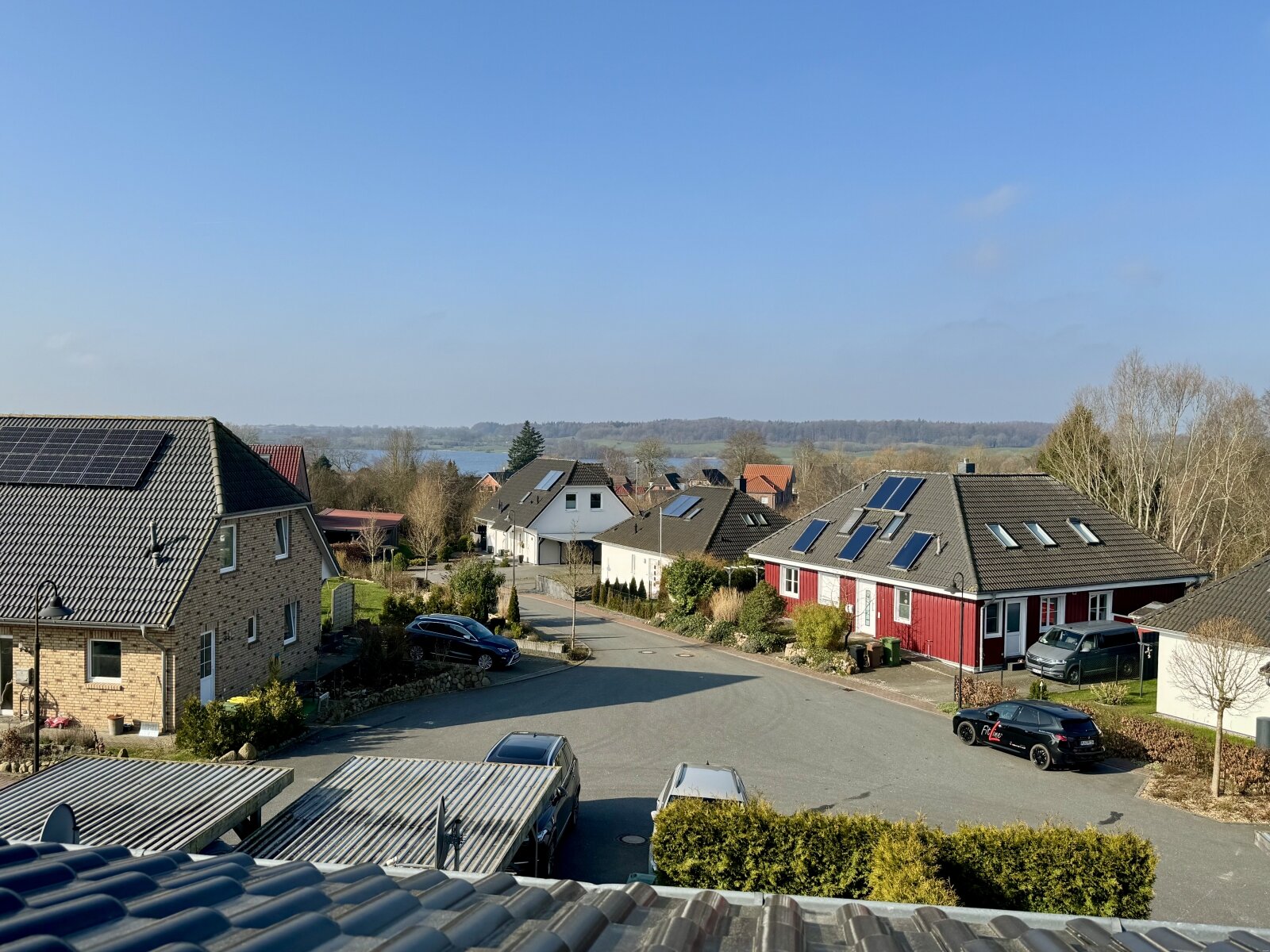 VERKAUFT // Sonnige Haushälfte mit Premium-Austattung *Balkon, Kaminofen, Wärmepumpe, Geothermie, Carport ...*