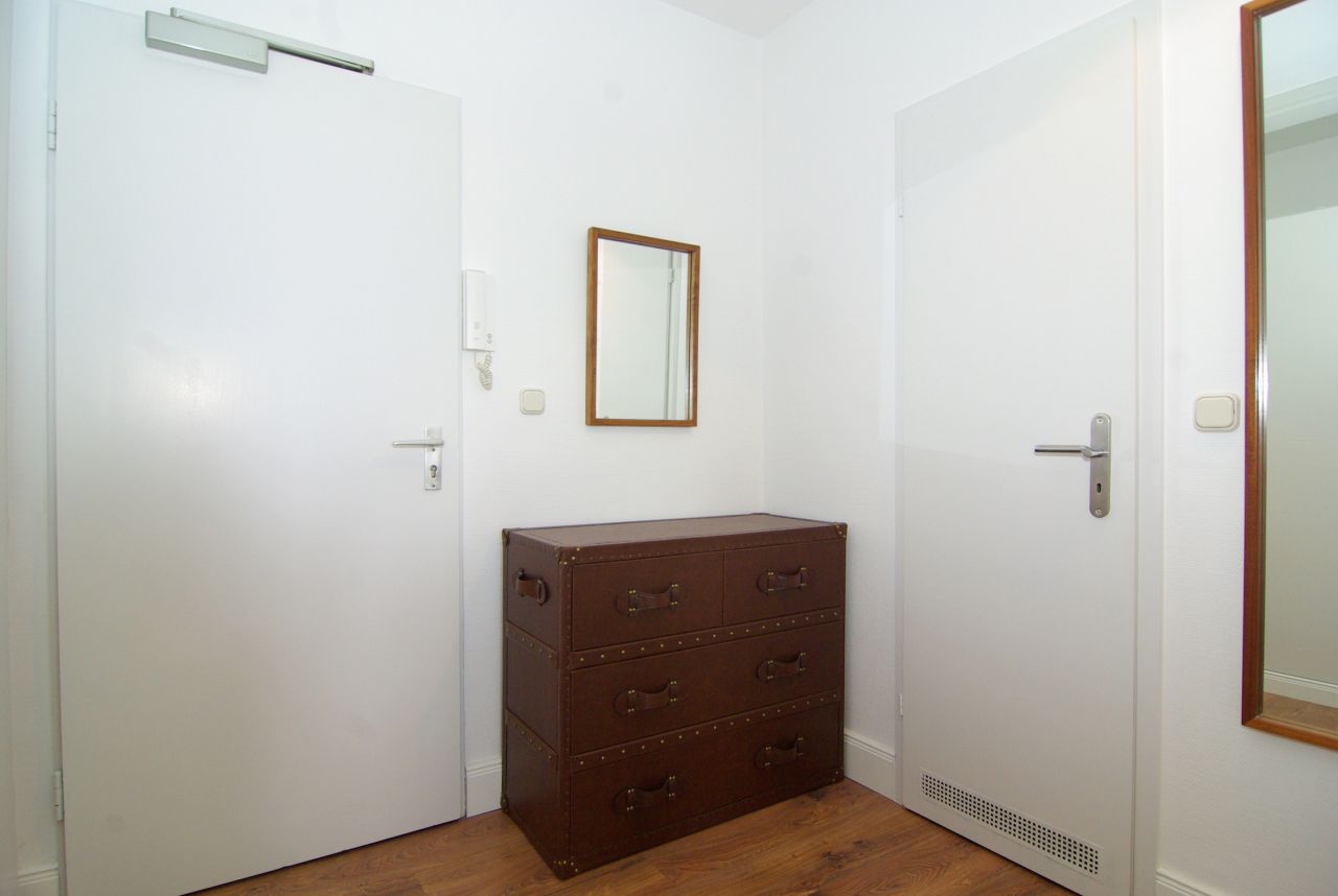Flur mit Kommode und Einbauschrank Flur mit Kommode und Einbauschrank