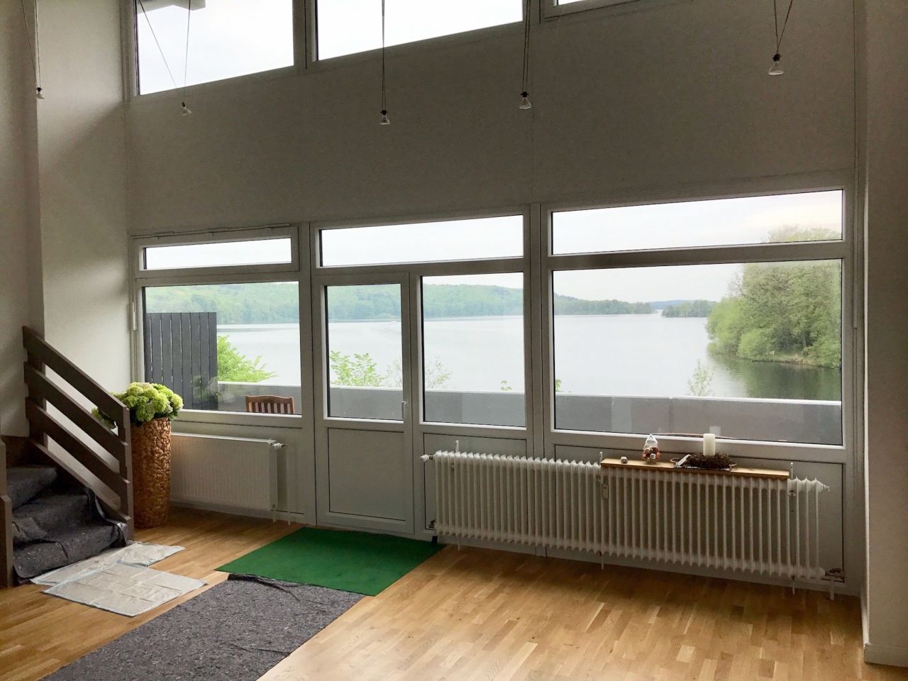 Wohnzimmer mit Treppe zur Empore Wohnzimmer mit Treppe zur Empore