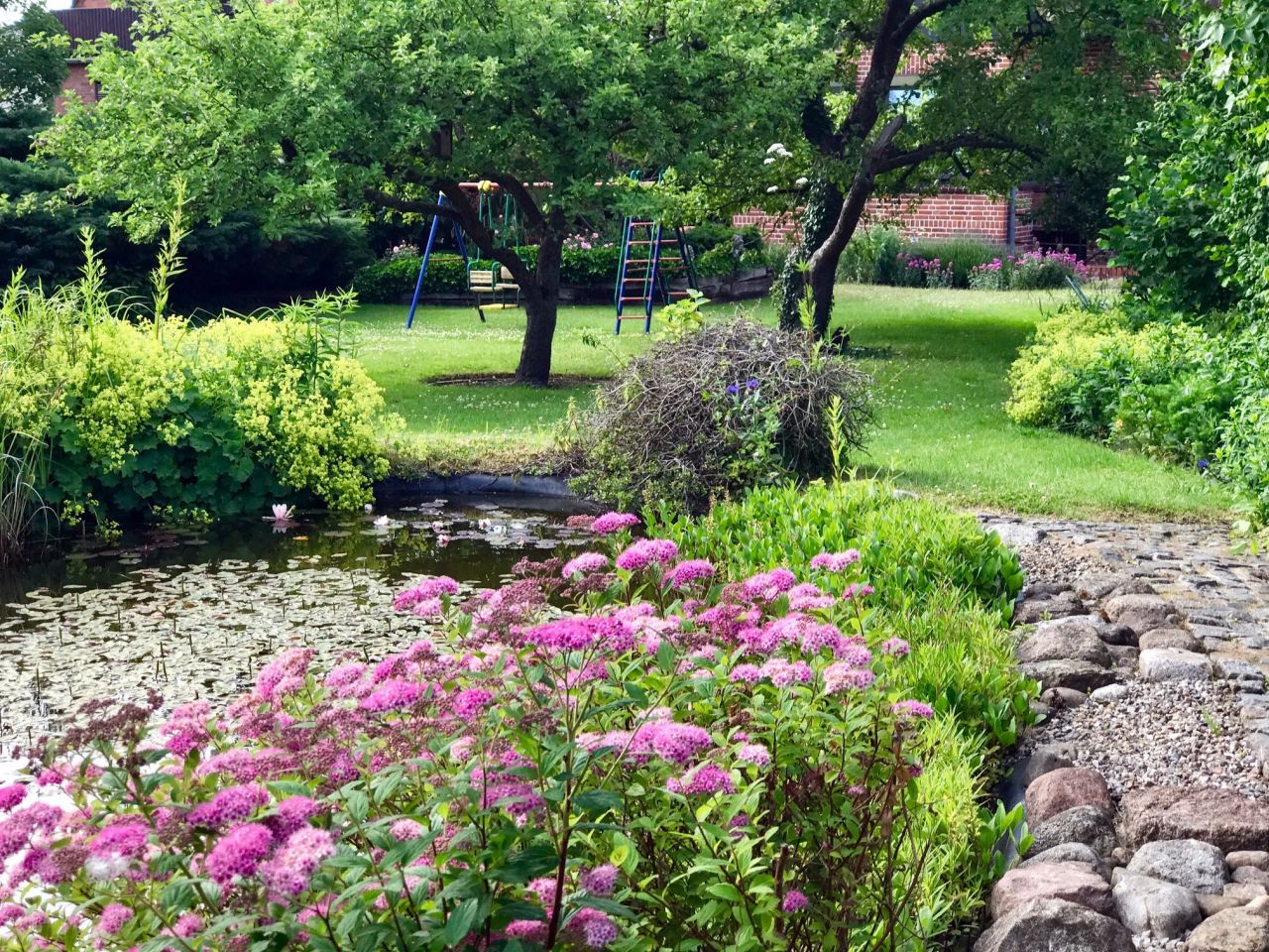 Gartenteich mit Blumen