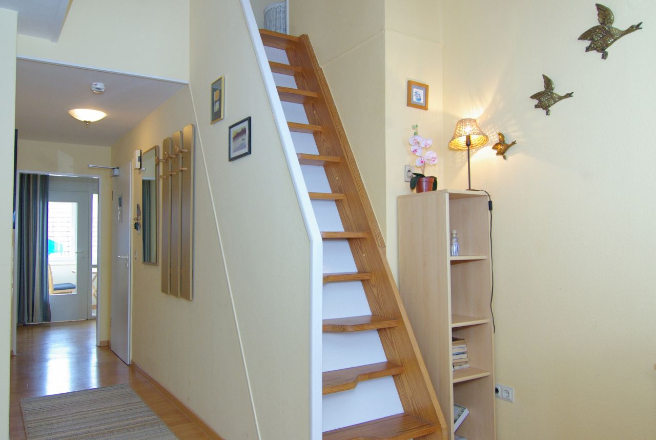 Flur mit freier Treppe zum Galeriezimmer Flur mit freier Treppe zum Galeriezimmer