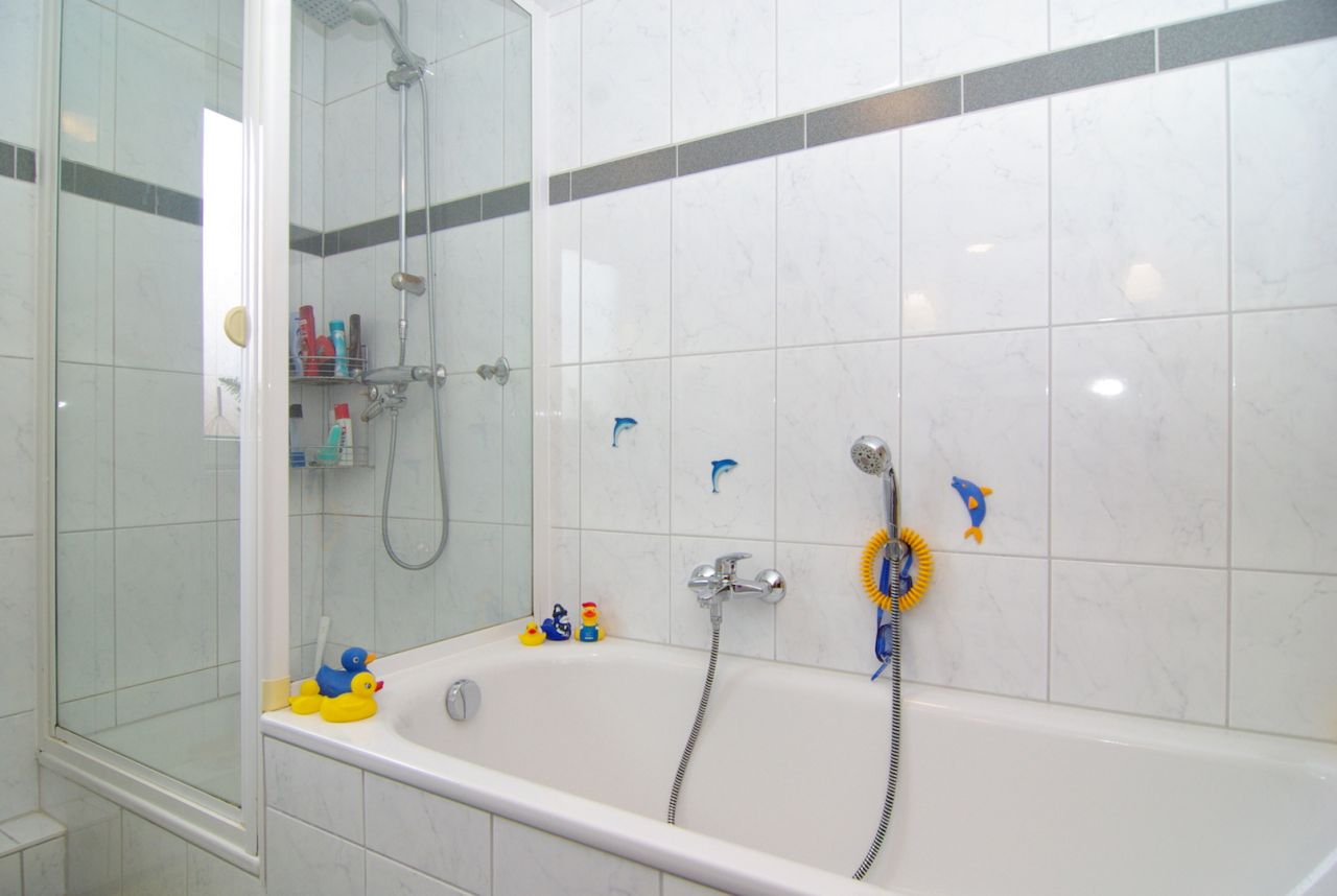 großes Bad mit Dusche und Badewanne großes Bad mit Dusche und Badewanne