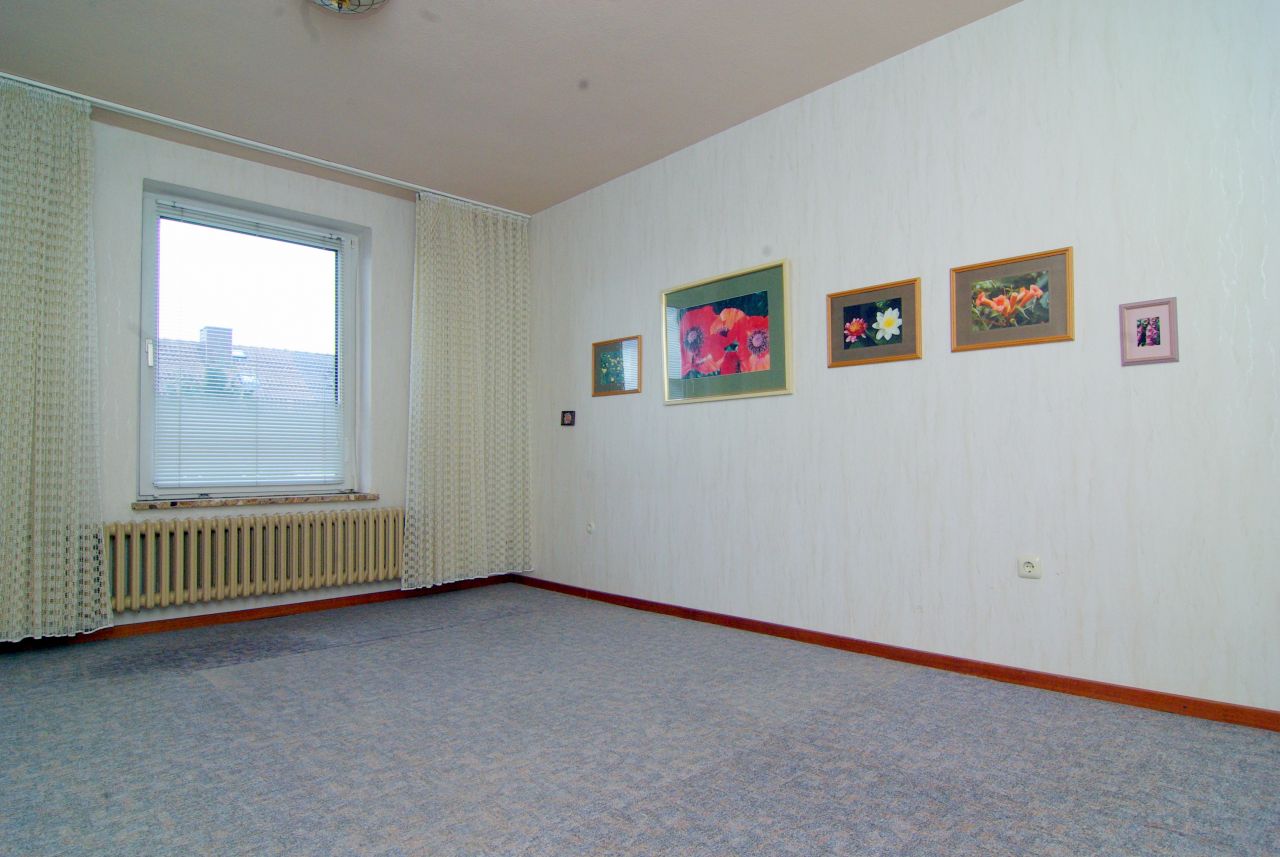 geräumiges Schlafzimmer