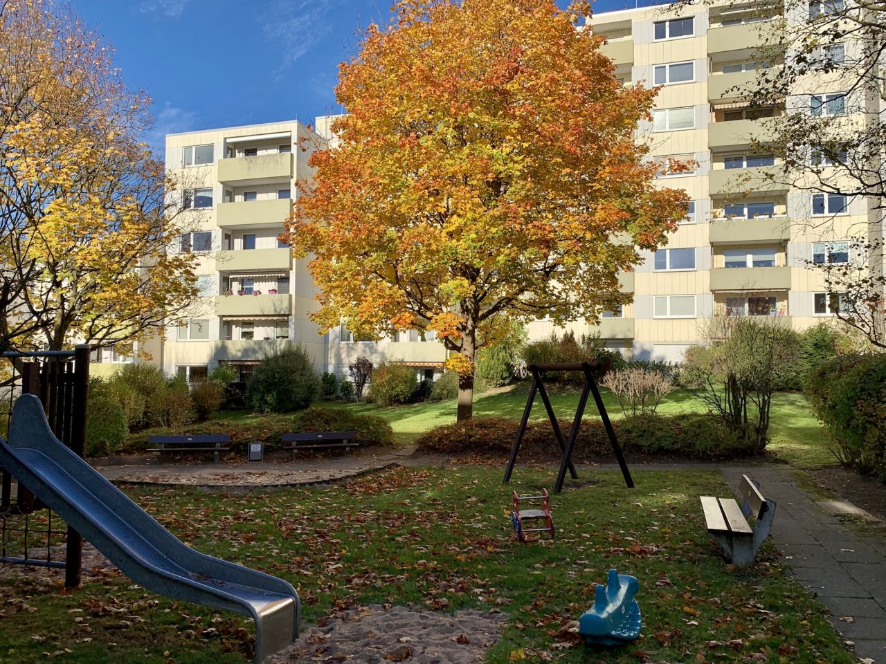 mit eigenem Spielplatz