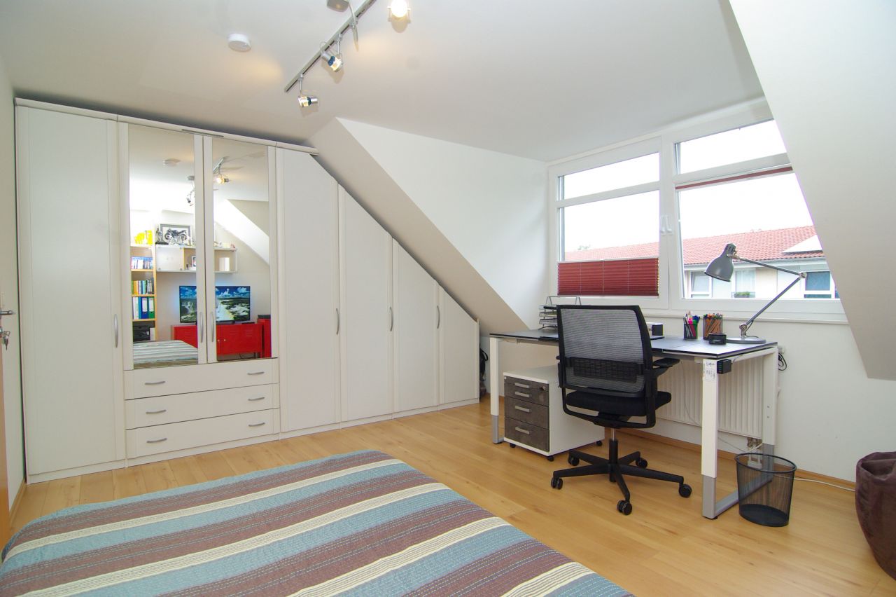 geräumiges Schlafzimmer mit Einbauschrank geräumiges Schlafzimmer mit Einbauschrank
