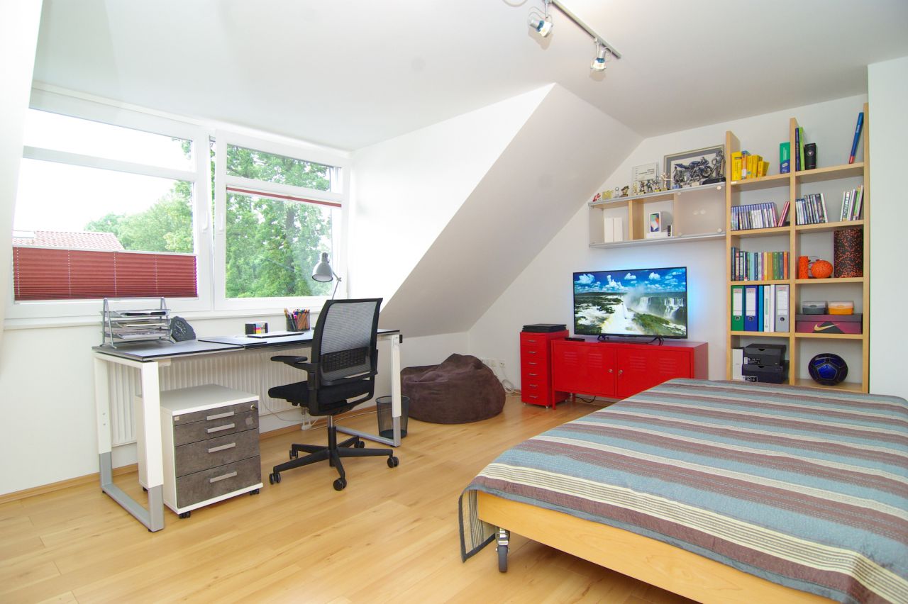 geräumiges Schlafzimmer geräumiges Schlafzimmer