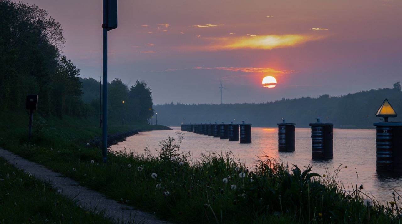 Abenddämmerung am Kanal