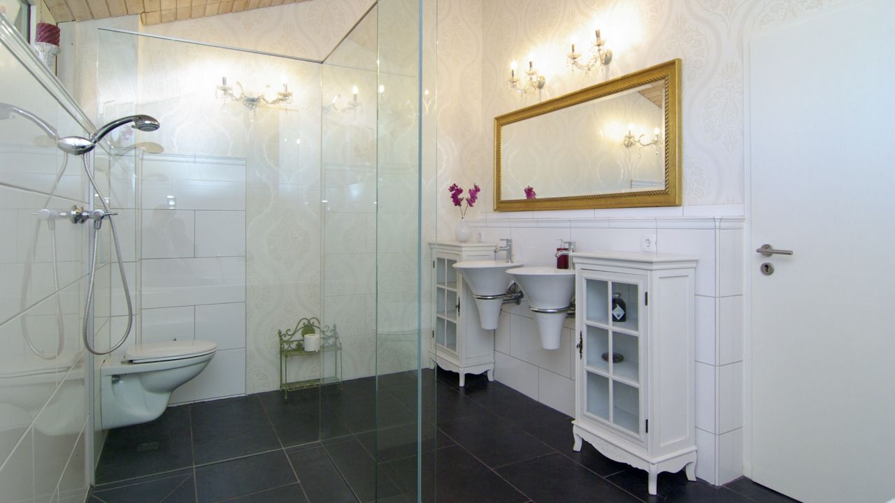 Bad mit bodenebener Dusche Bad mit bodenebener Dusche