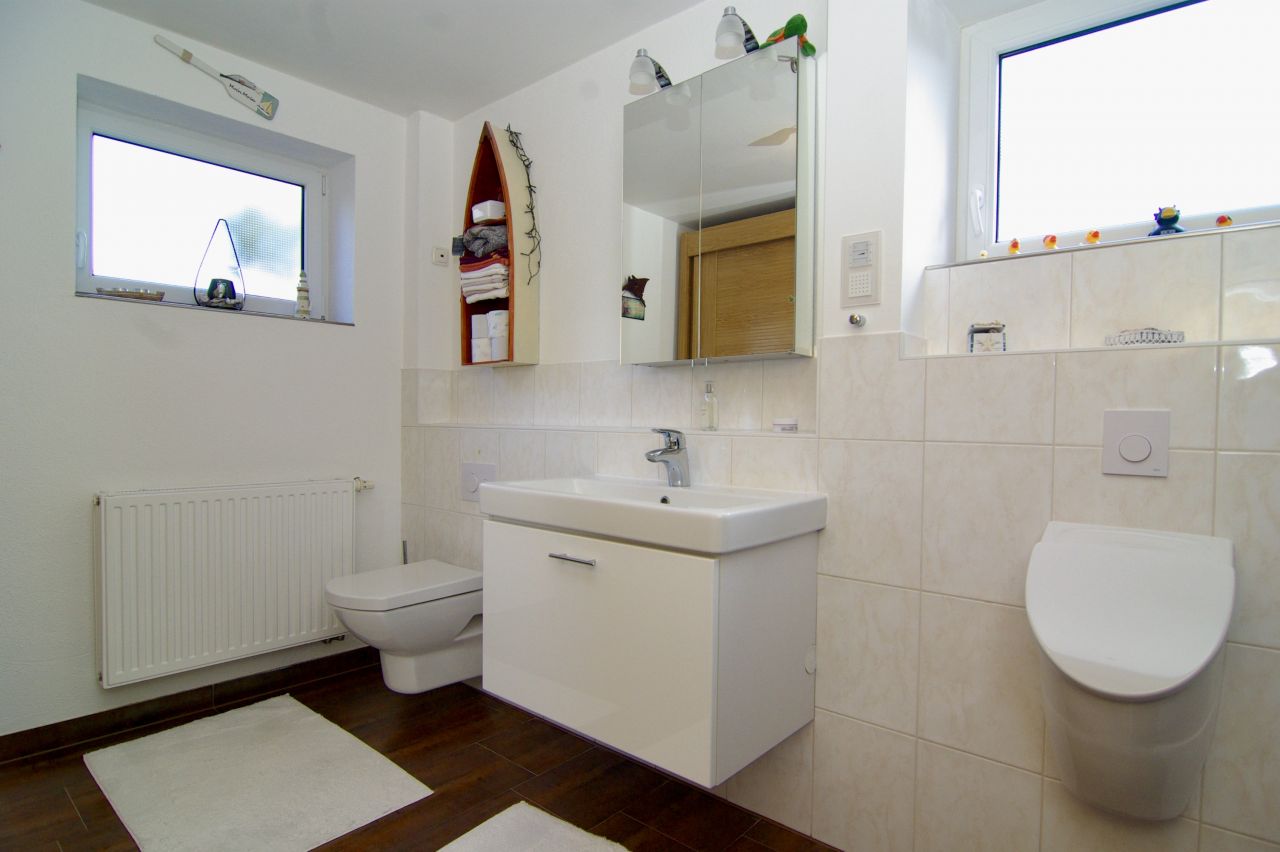 WC mit Urinal im Untergeschoss WC mit Urinal im Untergeschoss