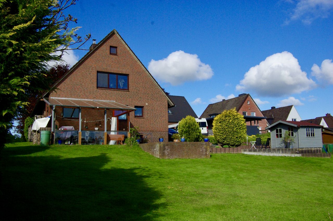 Hausansicht mit großem Garten Hausansicht mit großem Garten