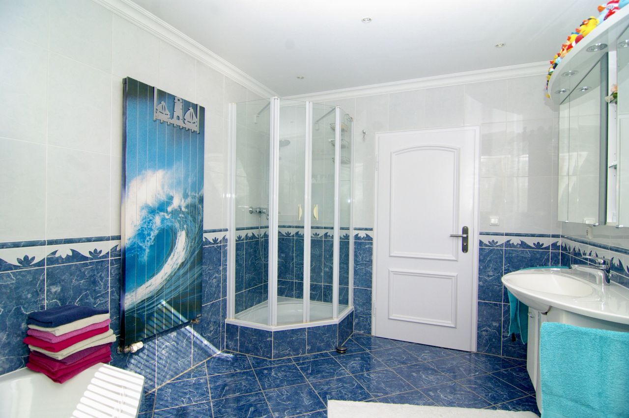 mit Dusche und Badewanne mit Dusche und Badewanne
