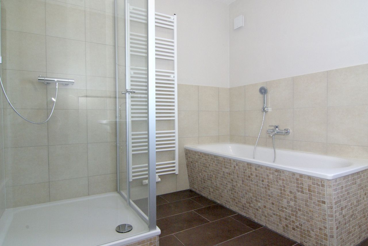 geräumiges Bad mit Dusche und Badewanne geräumiges Bad mit Dusche und Badewanne