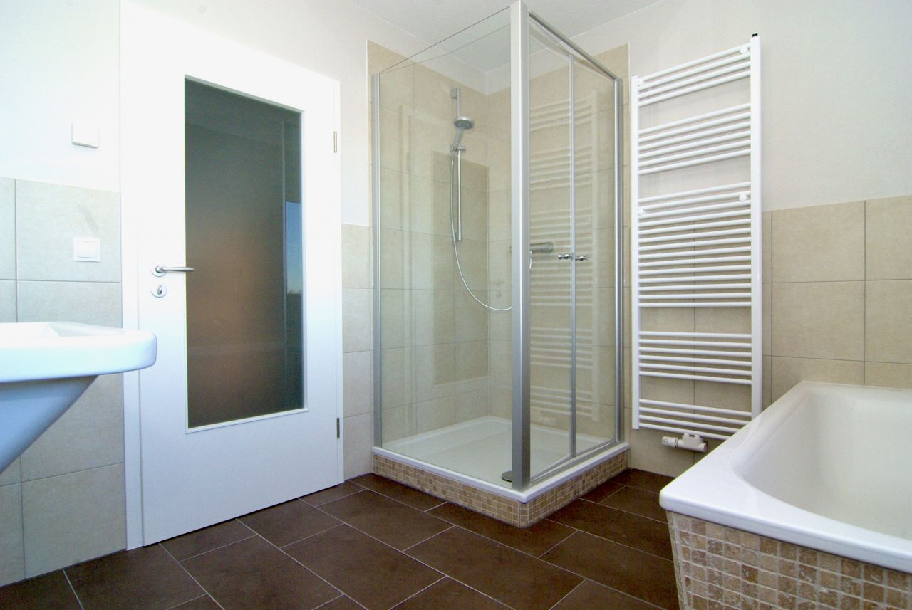 geräumiges Bad mit Dusche und Badewanne geräumiges Bad mit Dusche und Badewanne