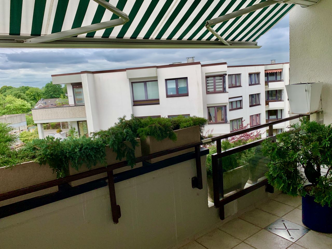 großer Balkon mit Ausblick (Südwesten) großer Balkon mit Ausblick (Südwesten)