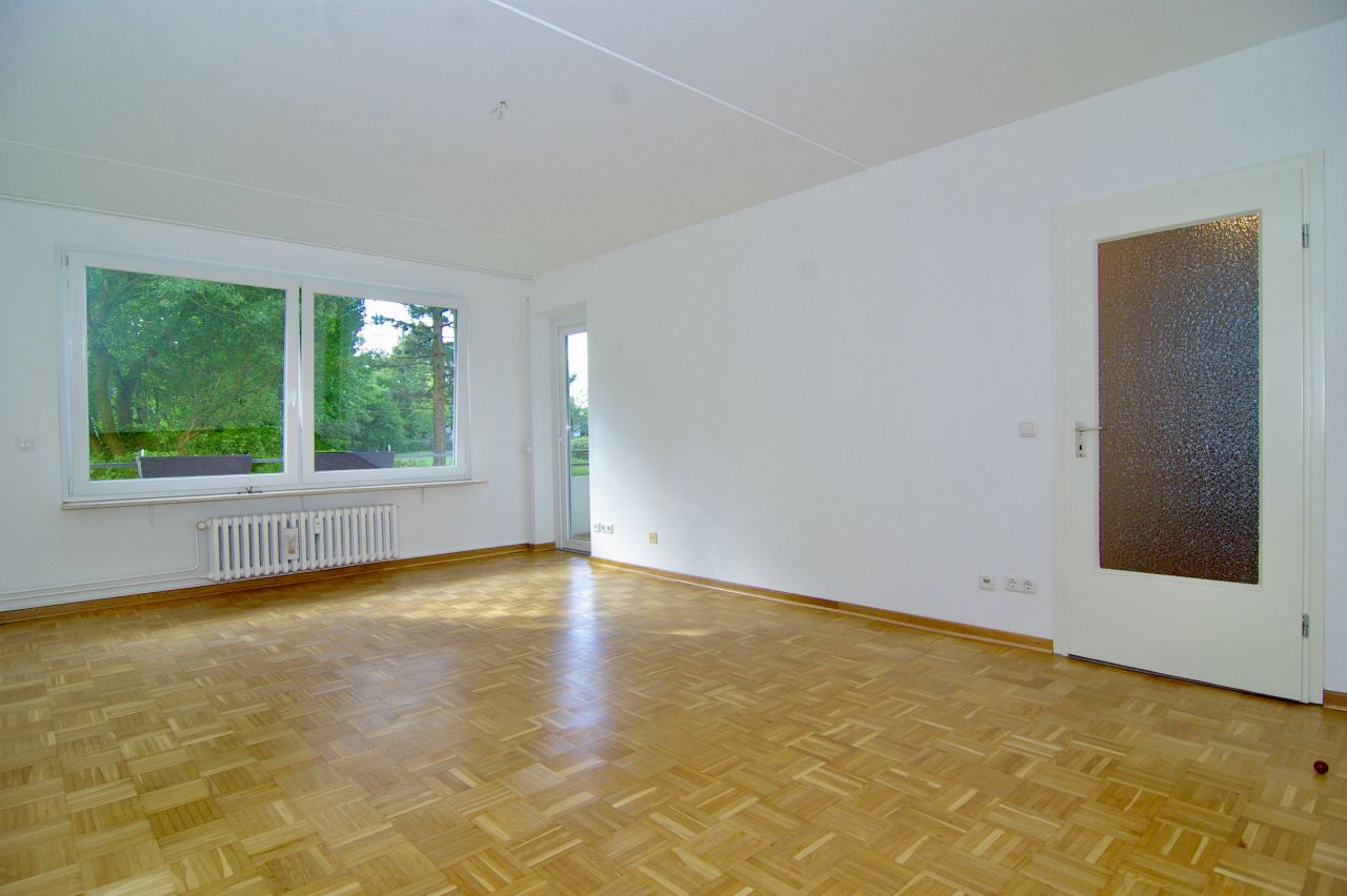 Wohnzimmer mit Zugang zum Balkon