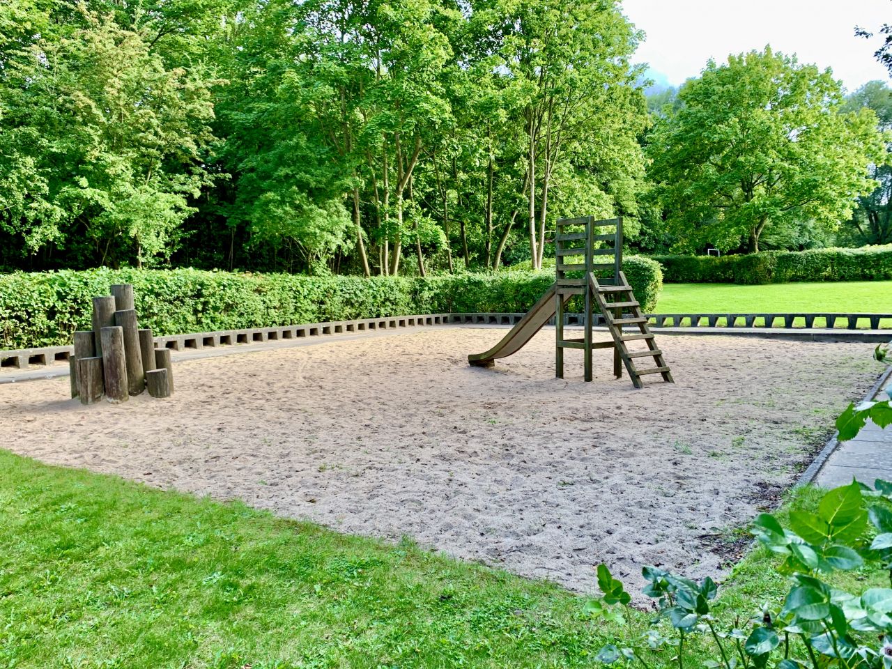 Spielplatz vor dem Haus