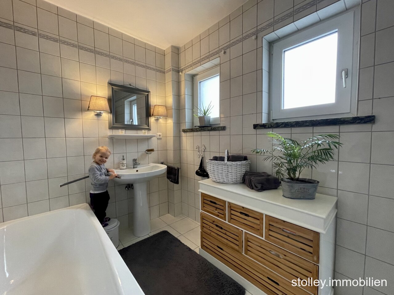 helles Bad mit Wanne und Dusche helles Bad mit Wanne und Dusche