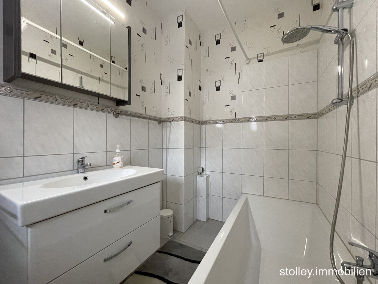 modernes Wannenbad (Einliegerwohnung) modernes Wannenbad (Einliegerwohnung)