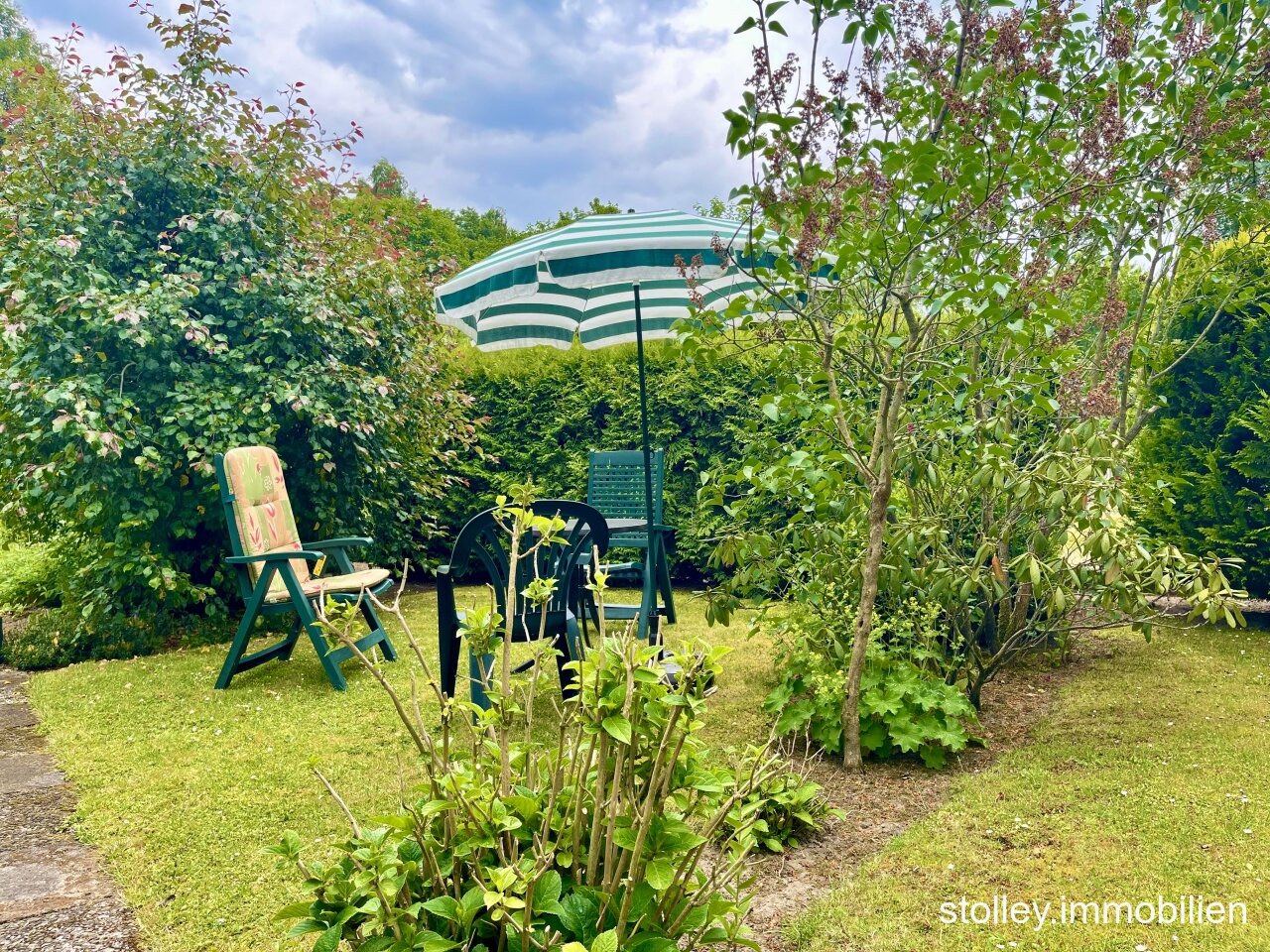 Wunderschöner Garten mit nicht einsehbaren Bereichen Wunderschöner Garten mit nicht einsehbaren Bereichen