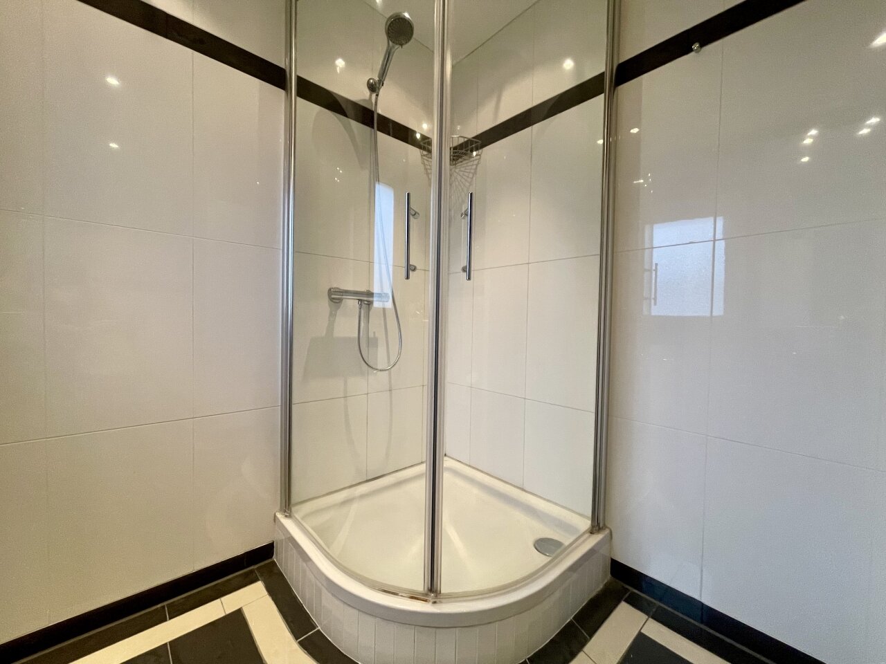 Dusche mit Glasabtrennung Dusche mit Glasabtrennung