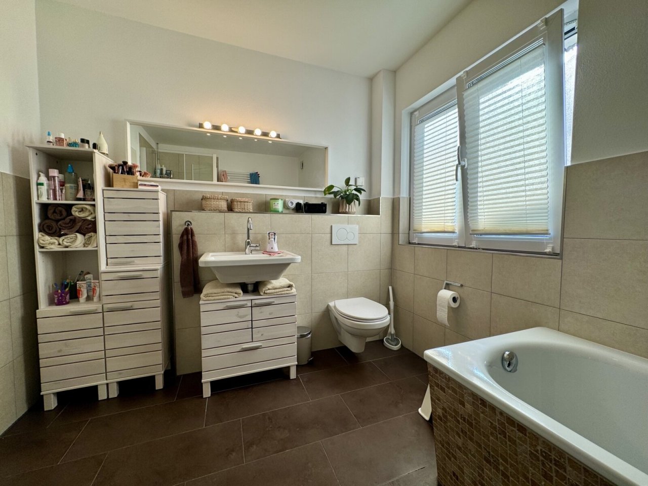 Bad mit großer Dusche und Badewanne Bad mit großer Dusche und Badewanne