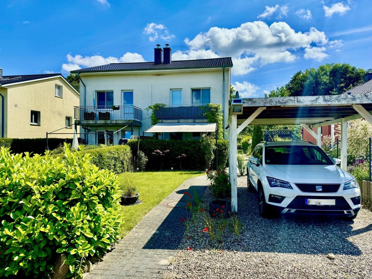 Westansicht mit Carport Westansicht mit Carport