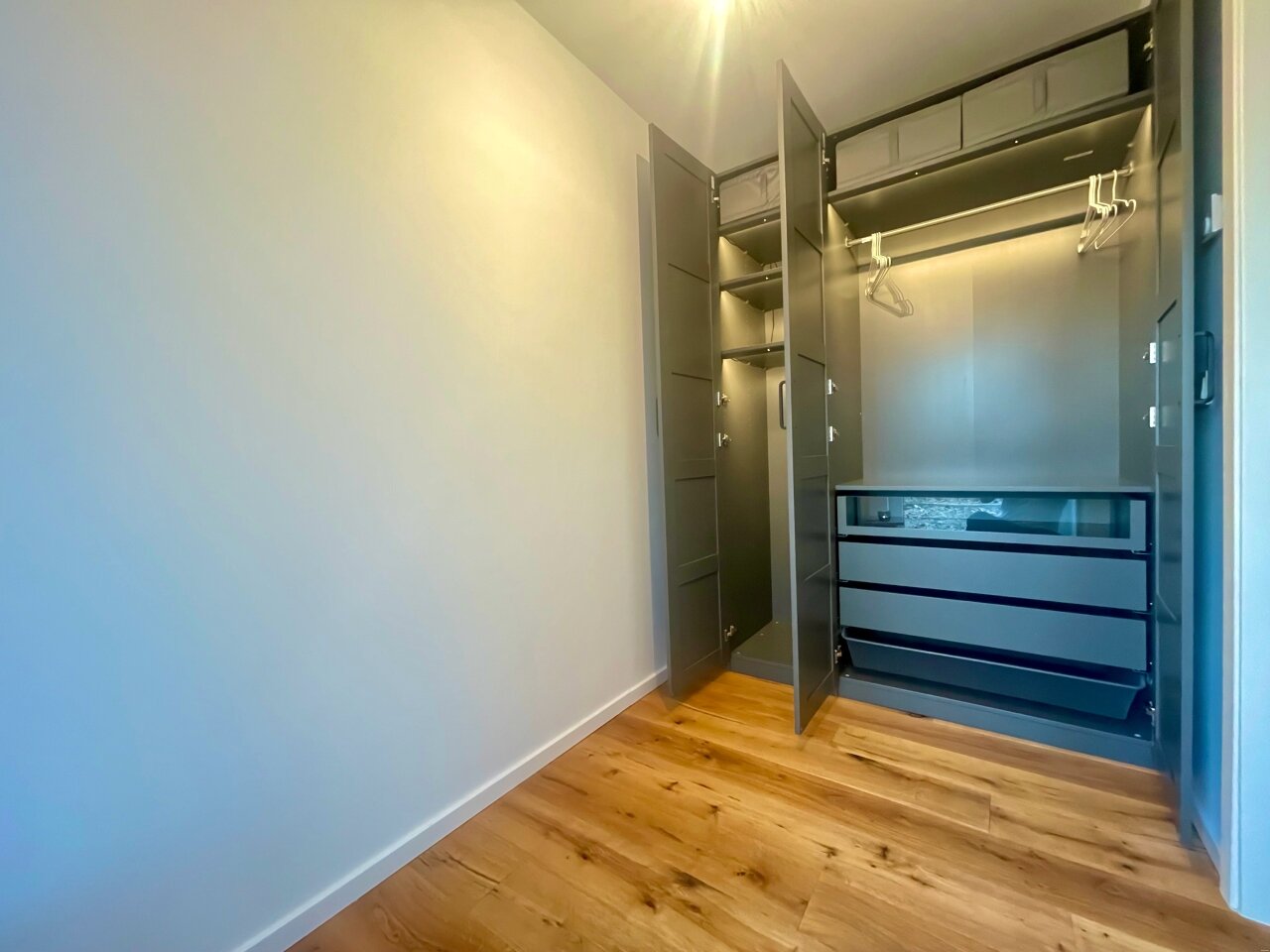 Schlafbereich mit beleuchtetem Kleiderschrank Schlafbereich mit beleuchtetem Kleiderschrank