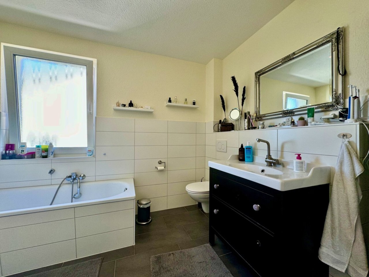 Bad mit Wanne und Dusche Bad mit Wanne und Dusche