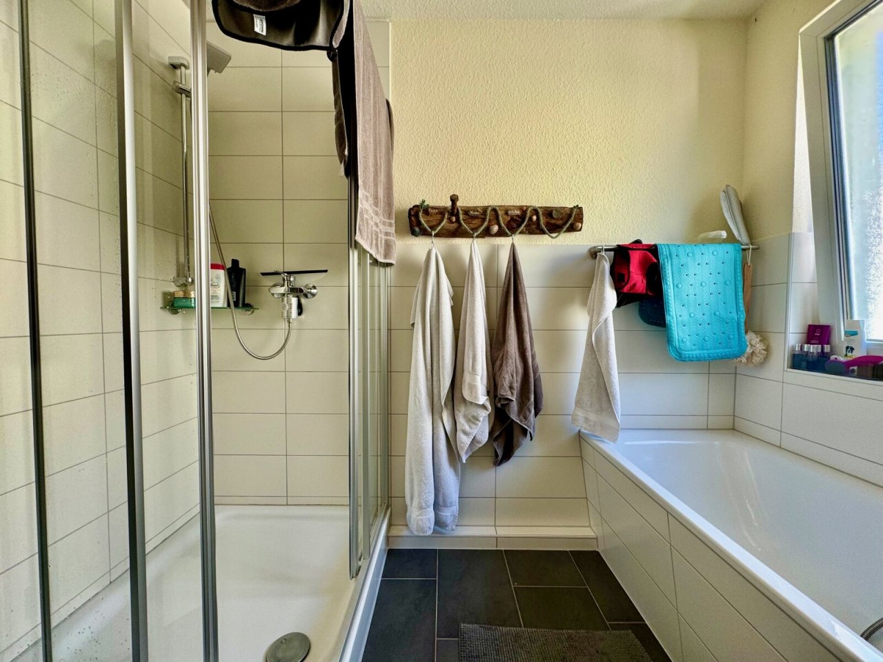 Bad mit Badewanne und Dusche Bad mit Badewanne und Dusche