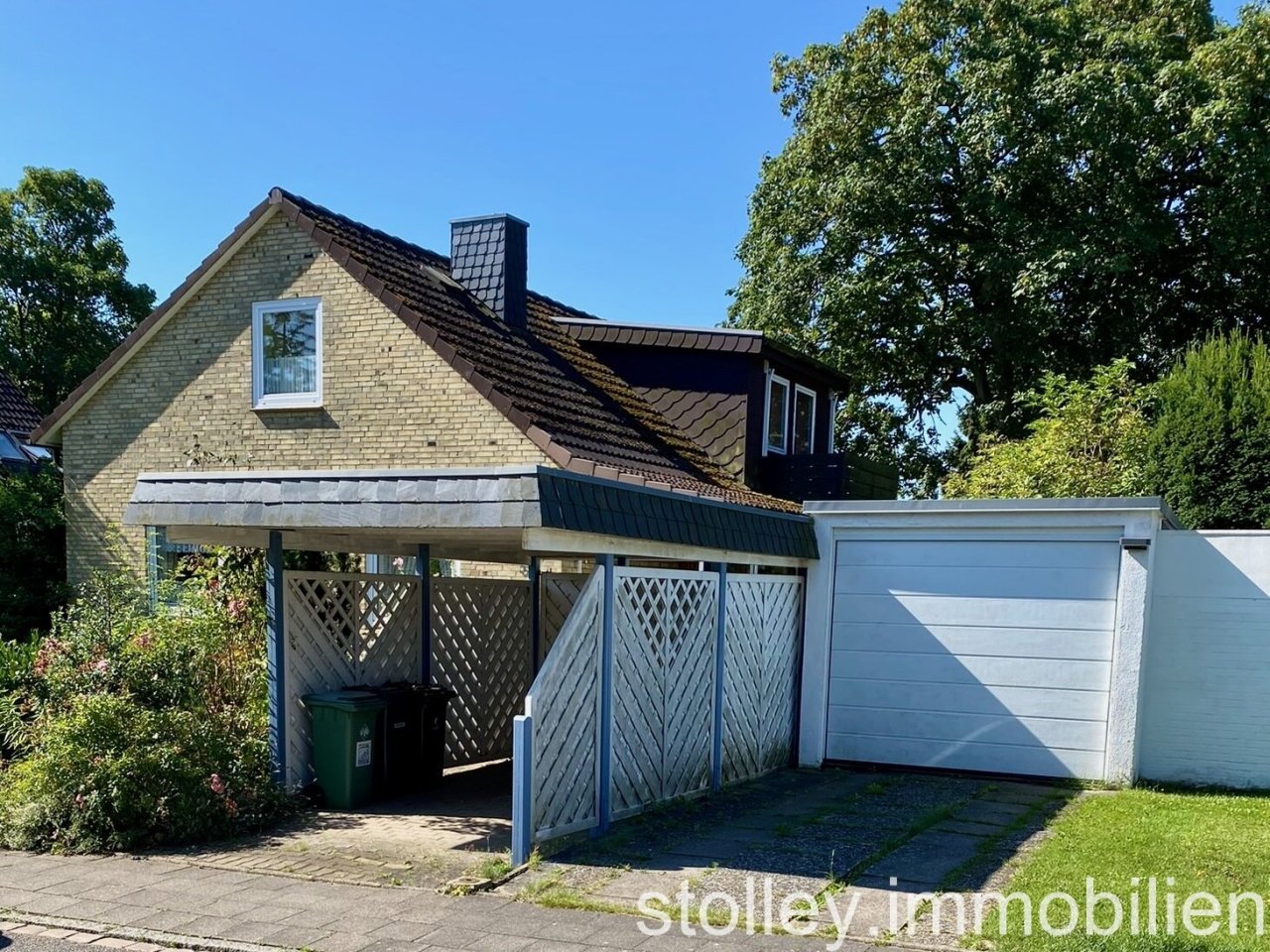 Nordwestansicht mit Carport Nordwestansicht mit Carport